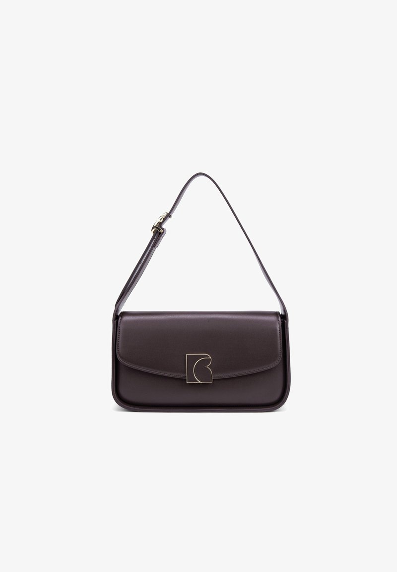 Borsa a spalla in pelle marrone con finitura liscia, forma rettangolare, logo con accento dorato sul fronte e tracolla regolabile.