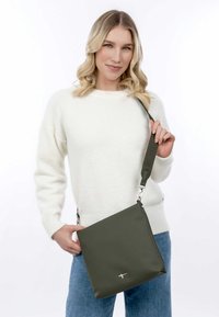 Borsa a tracolla verde realizzata in materiale liscio, con dettaglio in metallo color argento e design quadrato semplice.