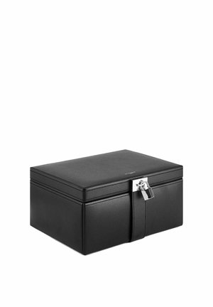 Caja de cuero negro con un acabado texturizado, que presenta un cierre plateado y una correa ancha para su cierre. Forma rectangular con bordes rectos.