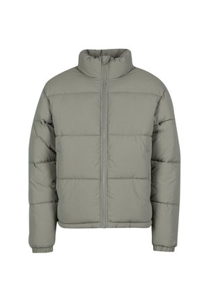 Pufferjakke i dempet grå med høy krage, frontglidelås og elastiske mansjetter. Har horisontale quiltede seksjoner for isolasjon.