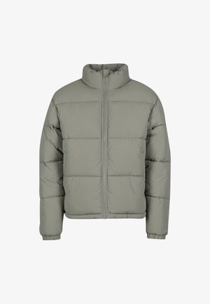 Pufová bunda v tlmenej sivej farbe s vysokým golierom, predným zipsom a elastickými manžetami. Obsahuje horizontálne prešité sekcie pre izoláciu.