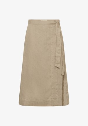 Bēša, ceļgalu garuma apvilkšanās svārki ar sānu piesiešanas aizdari, izgatavoti no viegla auduma, attēloti uz balta fona.