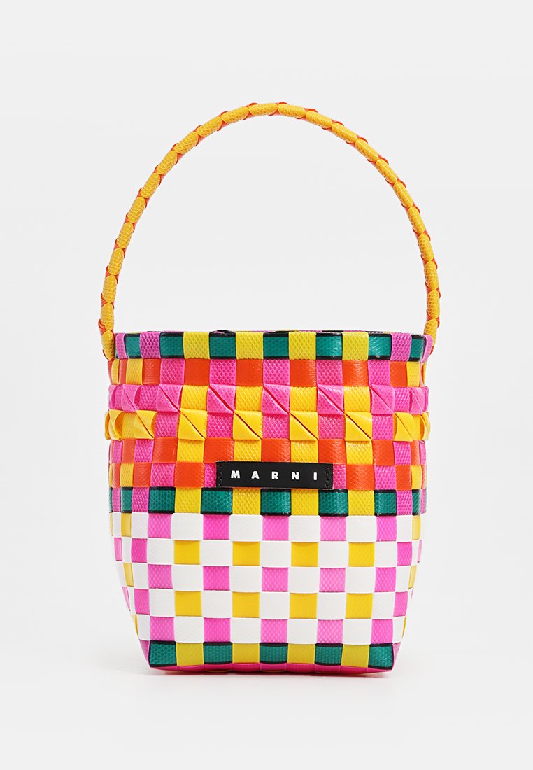Geflochtener Beutel mit einem bunten karierten Design in Pink, Gelb, Grün und Weiß. Er hat einen geflochtenen Griff und ein schwarzes Etikett.