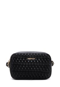 Borsa a tracolla nera in materiale sintetico con texture embossata, dotata di logo dorato, chiusura con zip e tracolla regolabile. Forma rettangolare.