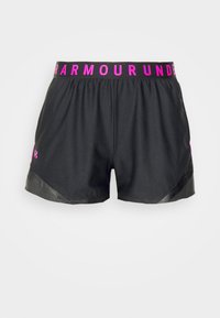 Svarta sportshorts med en rosa "ARMOUR UNDER"-logotyp på den elastiska midjebandet. Har strukturerade svarta detaljer nära nederkanten.