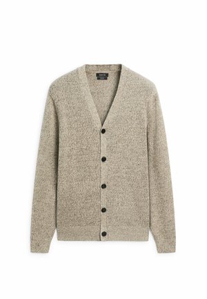 Cardigan di maglia beige con bottoni, maniche lunghe e bordi a coste su polsini e orlo, steso su sfondo bianco.