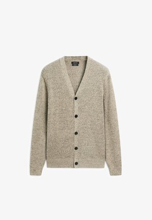 Cardigan di maglia beige con bottoni, maniche lunghe e bordi a coste su polsini e orlo, steso su sfondo bianco.