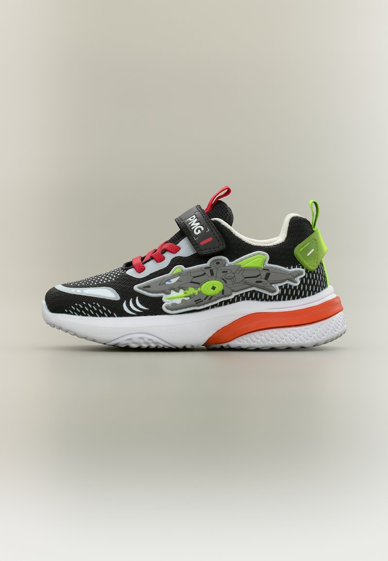 Baskets pour enfants en noir et blanc avec lacets rouges, détail de dinosaure robot vert et gris, semelle blanche et accent orange sur un fond neutre.