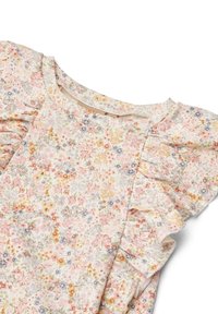 Blommönstrad topp i mjukt tyg, med pastellfärger i rosa, gult och blått, med volangärmar och rund halsdesign.