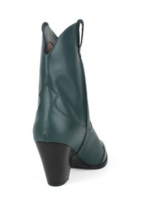 Botín de cuero teal con punta afilada, tacón en ángulo y costuras decorativas. Presenta dos lengüetas para facilitar el calzado. Textura suave.