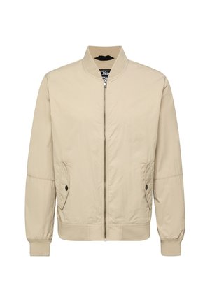 Beżowa męska kurtka bomber z przednim zamkiem błyskawicznym, prążkowanymi mankietami i dołem, dwoma przednimi kieszeniami z patkami zapinanymi na czarne guziki oraz stojącym kołnierzem.