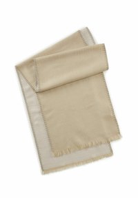 Écharpe beige avec des bords effilochés et des coutures contrastées. Texture douce, forme rectangulaire, superposée avec une teinte claire en dessous.