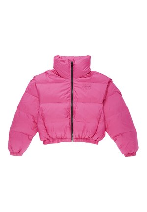 Giacca imbottita rosa con collo alto, zip frontale, polsini elasticizzati e design croppato. Presenta il logo "ROAD TRIP" impresso sul tessuto.