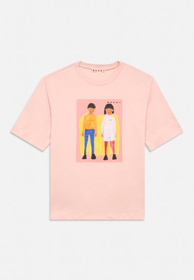 T-shirt rose clair à manches courtes avec un graphisme coloré de deux figures stylisées, l'une en orange et bleu, l'autre en blanc et rouge, centré à l'avant.