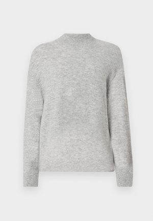 Jasnoszary sweter z wysokim kołnierzem, luźnym krojem i długimi rękawami. Wykonany z miękkiego materiału o lekko teksturowanym wykończeniu.