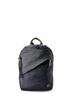 Zaino grigio scuro con tasca frontale diagonale con cerniera, tirelli delle cerniere intrecciati, manico marrone e etichetta laterale con la scritta "FOR DAILY."