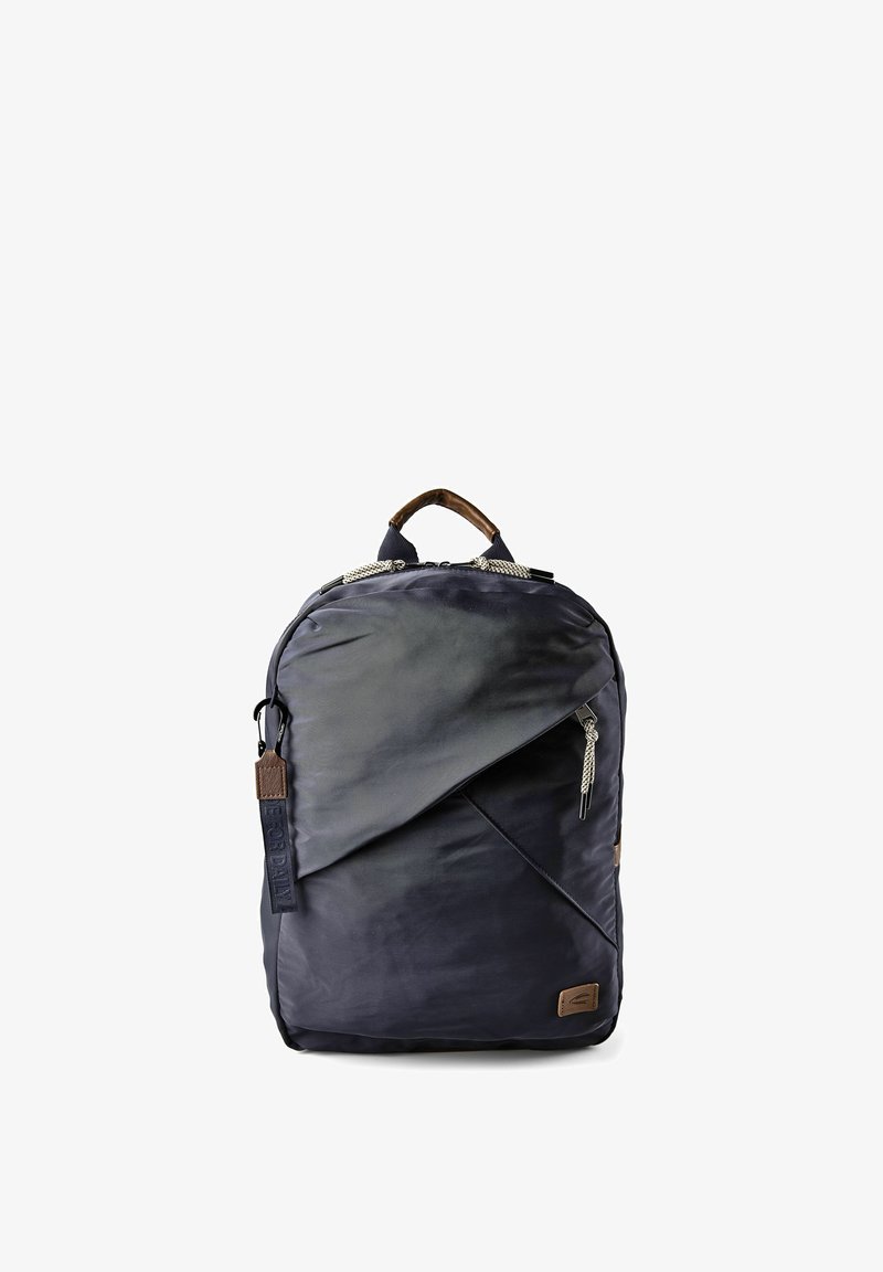 Sac à dos gris foncé avec poche frontale zippée en diagonale, tirettes de fermeture éclair torsadées, poignée marron et étiquette latérale indiquant "FOR DAILY".