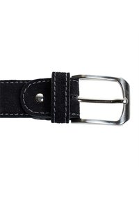 Cinturón de ante negro con hebilla de metal plateado, con costuras blancas a lo largo de los bordes y un detalle de remache cerca del punto de sujeción de la hebilla.