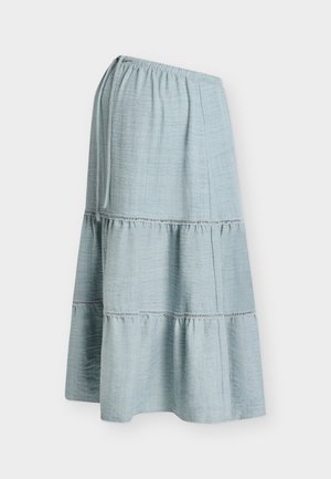 Falda midi azul claro de capas con cintura elástica y cordón, con textura sutil y detalles de costuras horizontales.