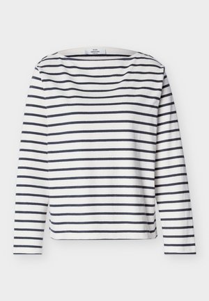 Haut blanc à manches longues avec des rayures horizontales noires et un large décolleté, en tissu doux.