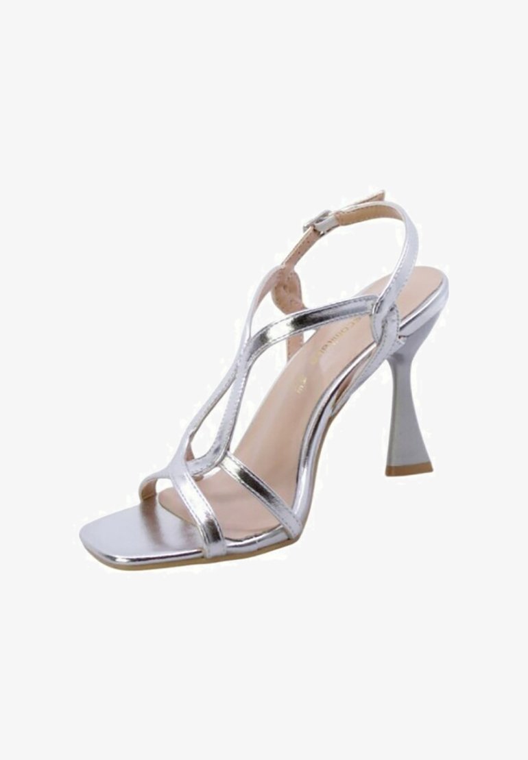 Sandali con tacco alto in metallo argentato, con design a fasce, punta quadrata e tacco cilindrico. L'interno è di un morbido colore beige.