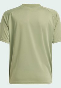 Zelené sportovní tričko, krátké rukávy, měkká tkanina, kulatý výstřih, ploché švy, s černými bočními akcenty a uvolněným střihem.