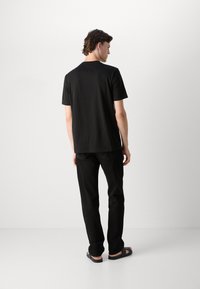 HUGO DAQERIO - T-shirt med print - black