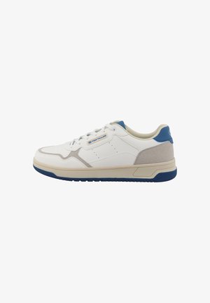 Witte en beige lage sneaker met blauwe accenten, veters en het "Tom Tailor"-logo aan de zijkant, gezien vanaf de buitenkant.