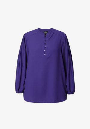 Fioletowa bluzka z długim rękawem, okrągłym dekoltem, zapięciem na guziki z przodu oraz marszczonymi rękawami, które nadają objętości. Gładka tekstura materiału.
