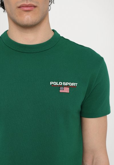 Zelené bavlnené tričko s rebrovaným okrúhlym výstrihom, krátkymi rukávmi a malým vyšitým logom "POLO SPORT" s americkou vlajkou.