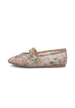Flacher Schuh aus rosa Blumen-Spitze mit geschmücktem Riemen und niedrigem Absatz, spitze Zehenpartie und mehrfarbigen Verzierungen auf weißem Hintergrund.