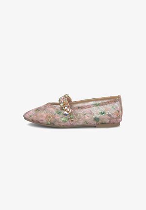Roze platte schoen van bloemrijke kant met een met juwelen versierde band en lage hak, puntige neus en meerkleurige versieringen op een witte achtergrond.