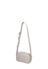 Borsa a tracolla in pelle grigia chiara con forma rettangolare, chiusura superiore con zip e tracolla piatta. Presenta un design minimalista e cuciture sottili.