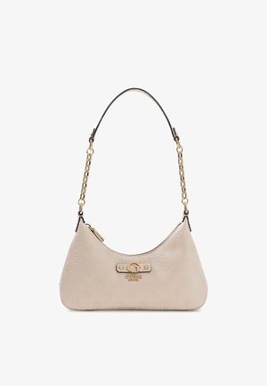 Una borsa color crema con silhouette curva, motivo con logo in rilievo, dettagli in metallo dorato e tracolla in pelle nera con maglie a catena.