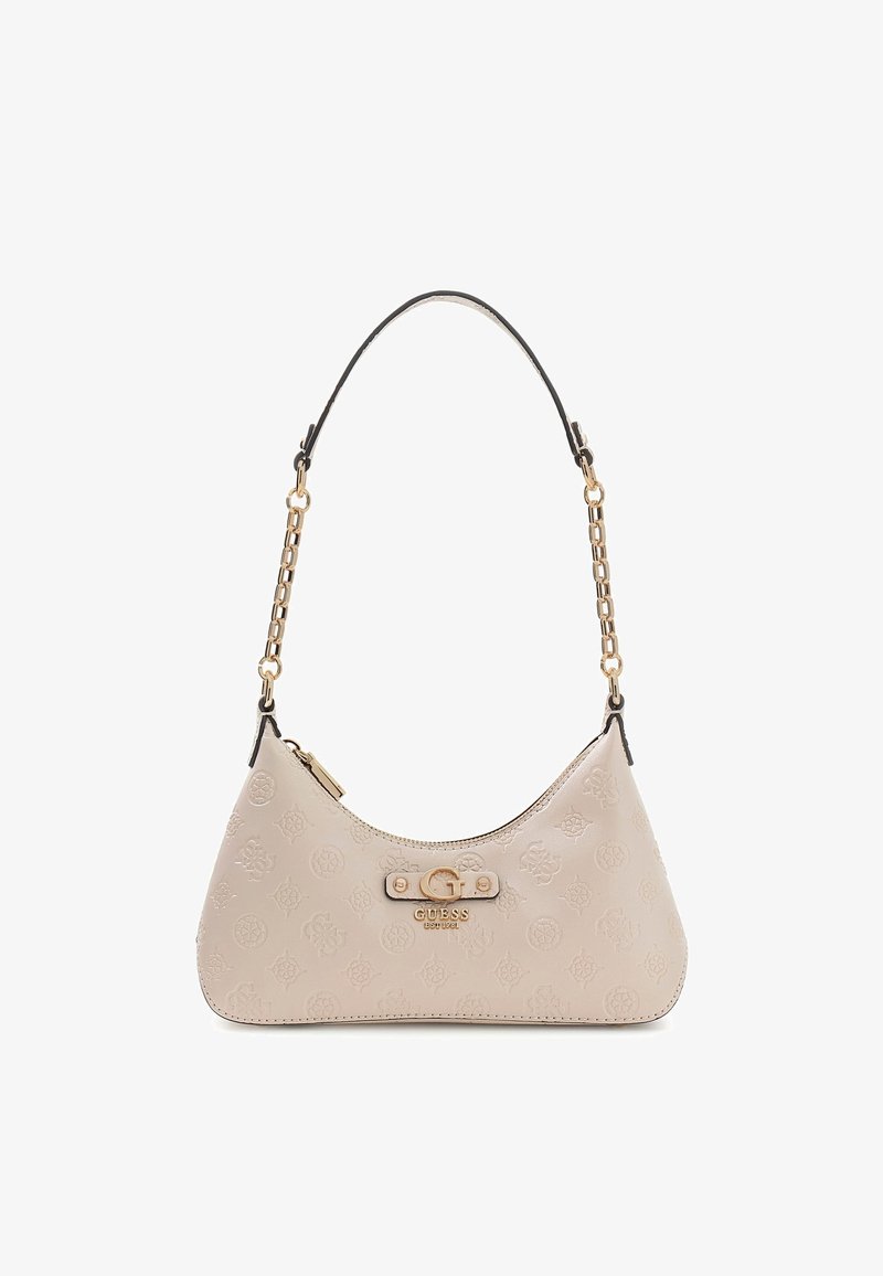 Kremowa torebka o zakrzywionym kształcie, z tłoczonym wzorem logo, złotymi akcentami oraz czarnym skórzanym paskiem z łańcuszkowymi ogniwami.