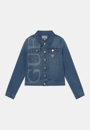 Denimjakke i mørkeblå med kort skæring, udstyret med sølvfarvet hardware, to forlommer og en fremtrædende logo på siden.