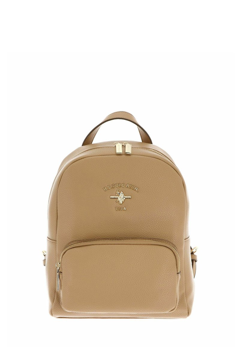 Tan rugzak van nepleer met afgeronde vorm, goudkleurige hardware, voorvak met rits en geperst logo. Dubbele bovenhandvatten en verstelbare bandjes.