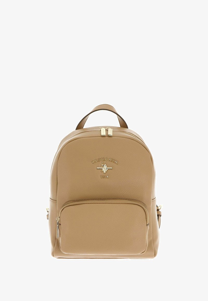 Tan rugzak van nepleer met afgeronde vorm, goudkleurige hardware, voorvak met rits en geperst logo. Dubbele bovenhandvatten en verstelbare bandjes.