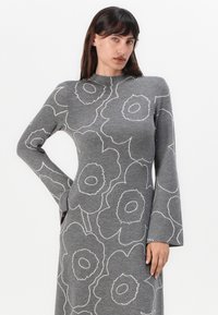 Marimekko WILLAT PIIRTO UNIKKO - Svetríkové šaty - dark grey/off white