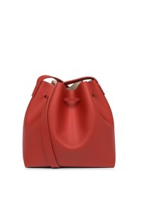 Borsa a secchiello rossa in pelle con texture liscia, forma rigida e chiusura con coulisse. Presenta manici corti e una tracolla regolabile.