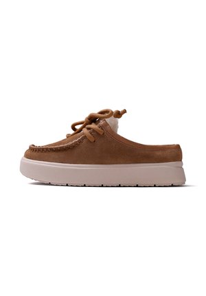 Scarpa slip-on in camoscio marrone con fodera in pelliccia bianca, dettaglio con lacci sulla parte superiore e suola spessa in gomma colore avorio.