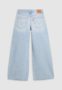 Jasnoniebieskie dżinsy o szerokich nogawkach, wykonane z denimu. Charakteryzują się wysokim stanem, dwoma tylnymi kieszeniami z przeszywanym wzorem oraz metką marki na pasku.