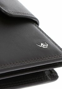 Portefeuille en cuir noir avec couture visible et petit emblème de logo argenté dans le coin avant.