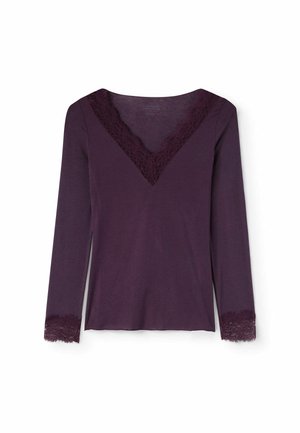 Langärmliges dunkelviolettes Shirt mit V-Ausschnitt und Spitzenbesatz an Ausschnitt und Manschetten, auf weißem Hintergrund dargestellt.