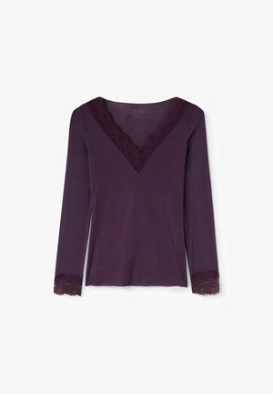 Langärmliges dunkelviolettes Shirt mit V-Ausschnitt und Spitzenbesatz an Ausschnitt und Manschetten, auf weißem Hintergrund dargestellt.