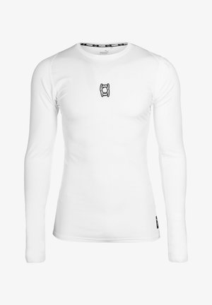 Cămașă athletică albă cu mâneci lungi, având un grafic central negru și branding Puma în interiorul gulerului și pe un eticheta mică aproape de tiv.