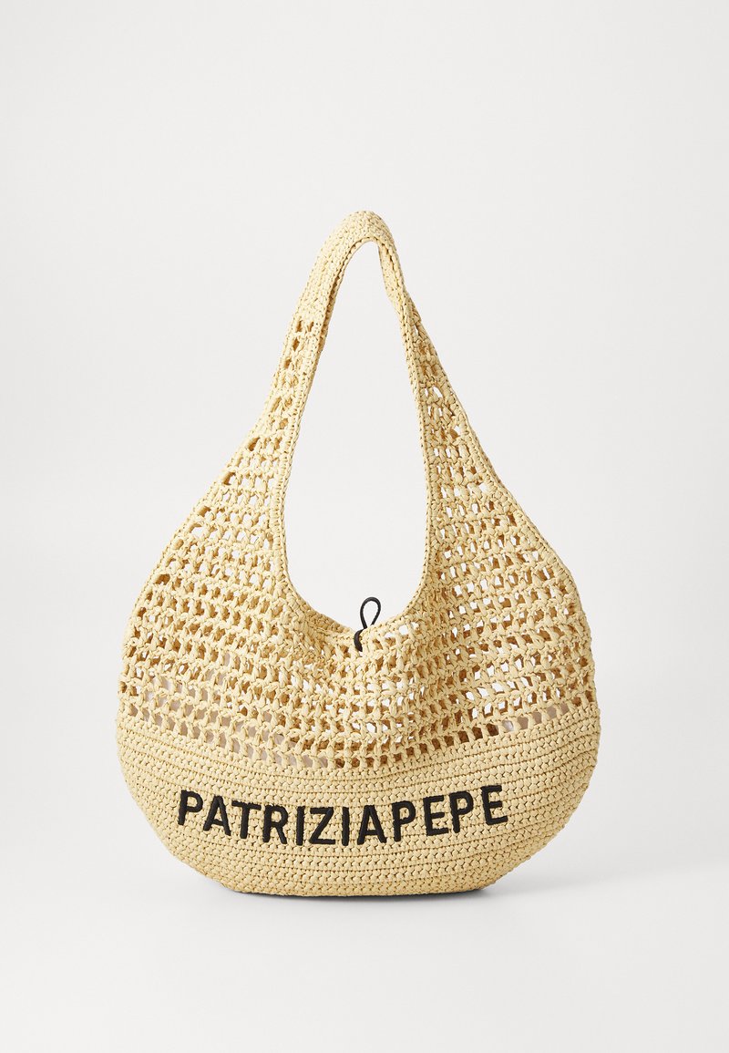 Szydełkowa torba w miękkim beżu, z szerokim otwartym szczytem i haftowanym logo "PATRIZIA PEPE" w czerni na dole.