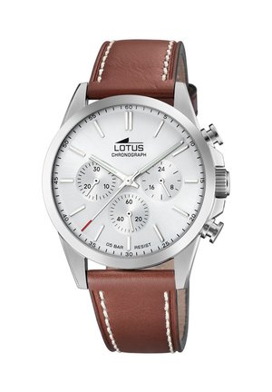 Montre chronographe argentée avec trois sous-cadrans, bracelet en cuir brun, surpiqûres blanches et résistance marquée de 5 BAR. Présente un boîtier en métal poli.