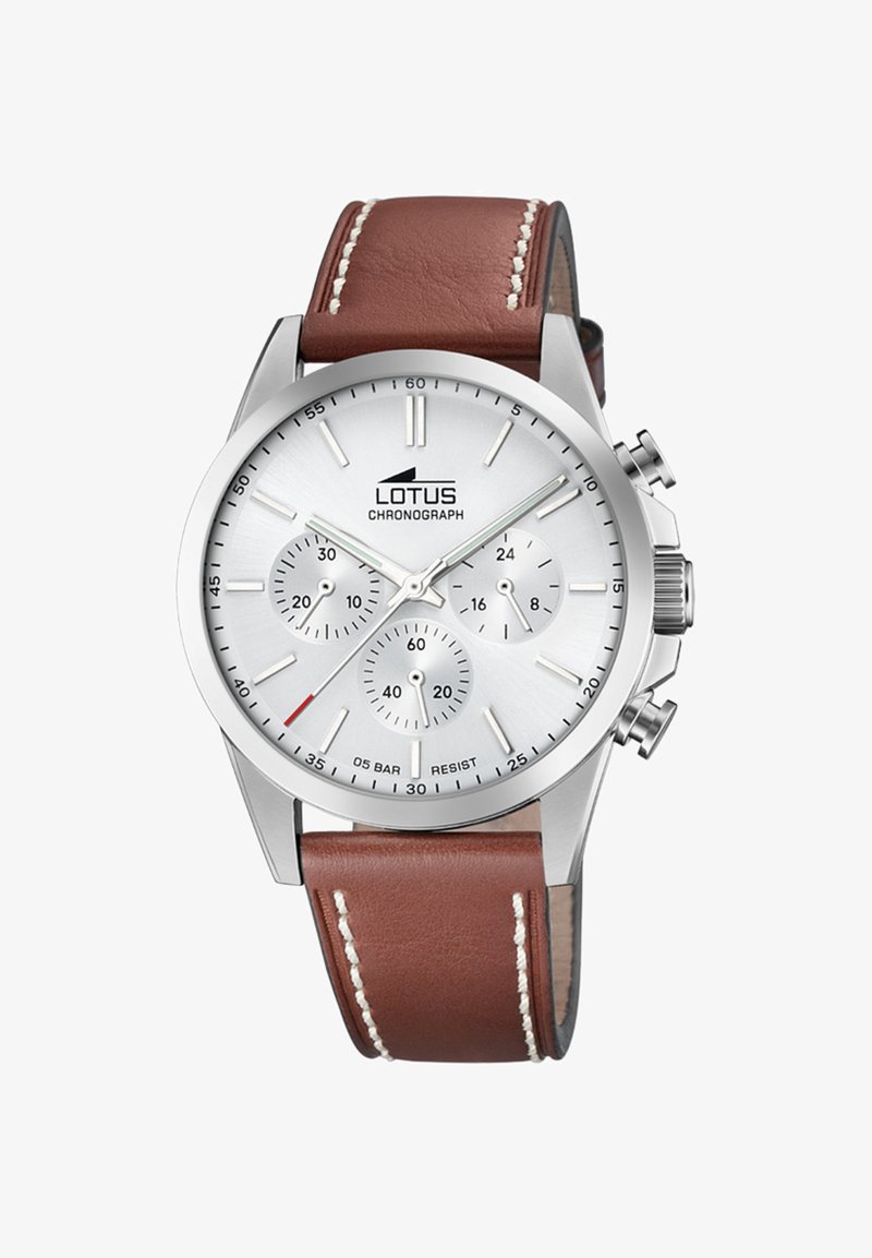 Orologio cronografo argenteo con tre sottoquadranti, cinturino in pelle marrone con cuciture bianche e resistenza contrassegnata di 5 BAR. Presenta una cassa in metallo lucido.