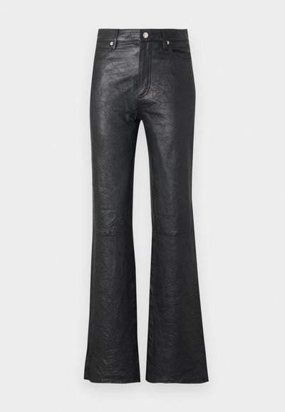 Melna ādas izplešanās bikses ar grumbuļotu tekstūru, augstu vidukli, priekšējām kabatām un klasisku pogu aizdari ar rāvējslēdzēju.